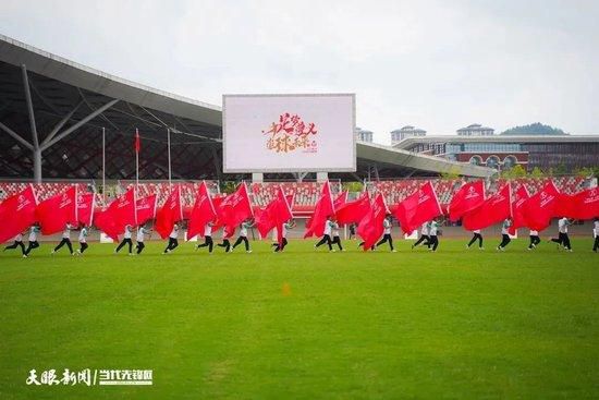 视频一开头，李一桐便用一道;送命题灵魂发问：;除了一段情话和一束鲜花，到了情人节你有没有什么计划？李鸿其机智接招，为广大男生奉上;教科书式解答:;七夕情人节看爱情片《我在时间尽头等你》，接着一整年天天都热恋